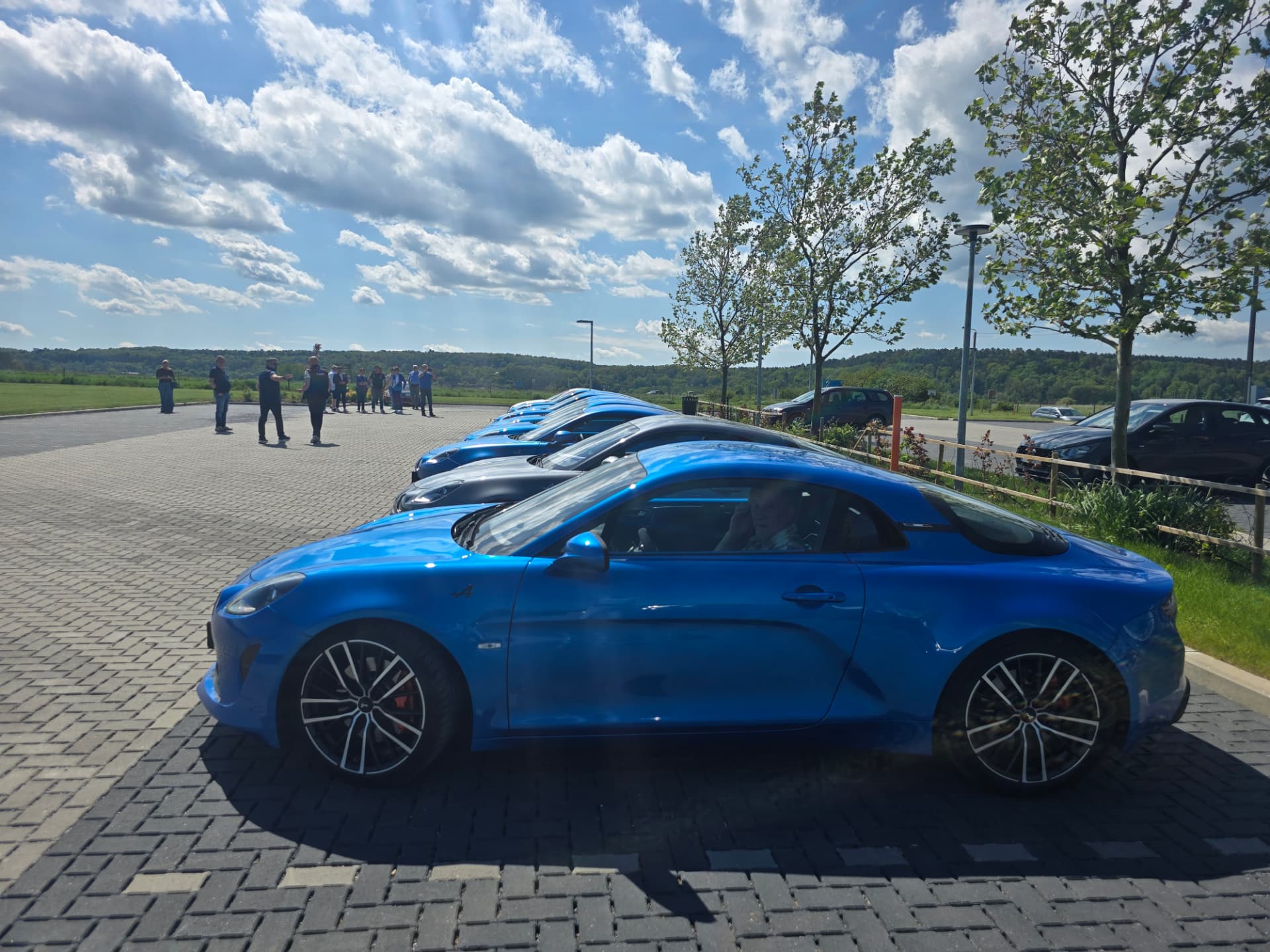 Alpine A110 bleue de profil avec pilote à bord